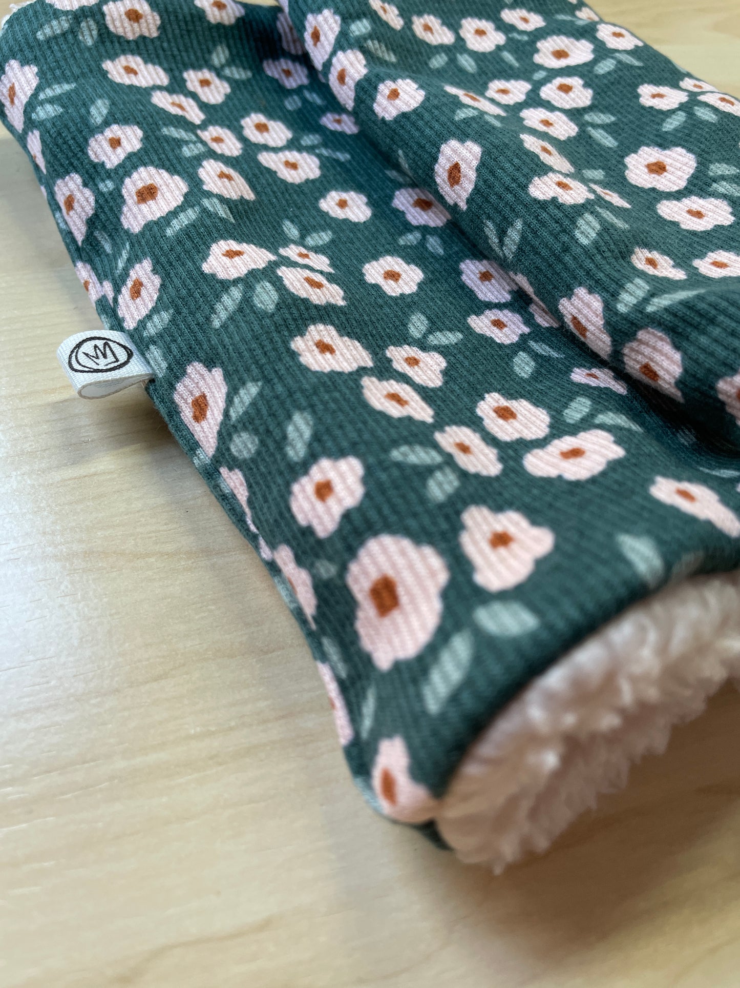 Cuello polar infantil flores fondo verde