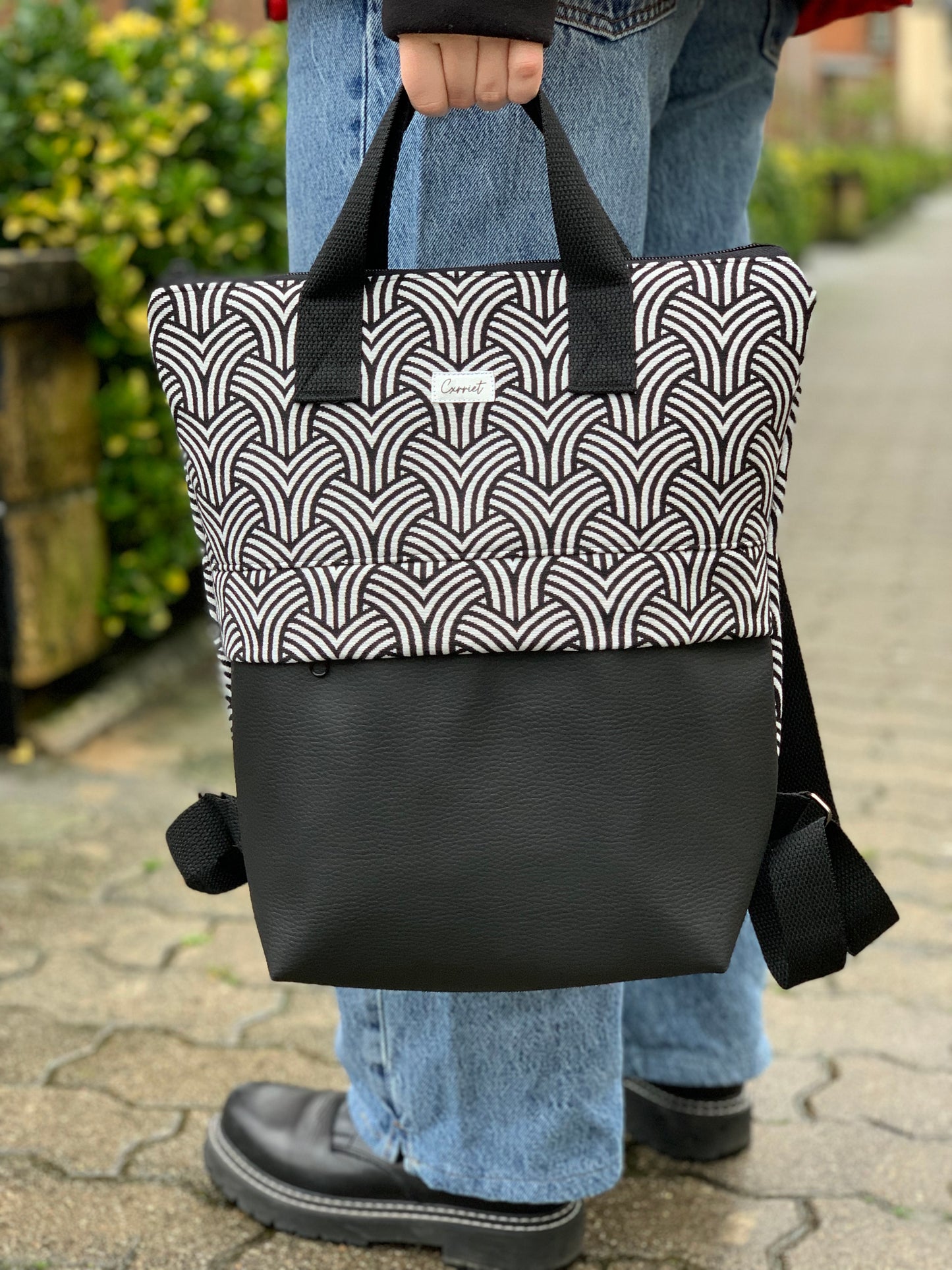 Mochila figuras blanco y negro