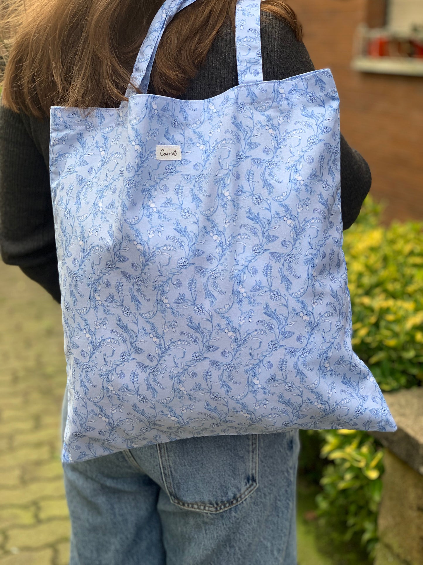 Bolsa plegable flores fondo azul