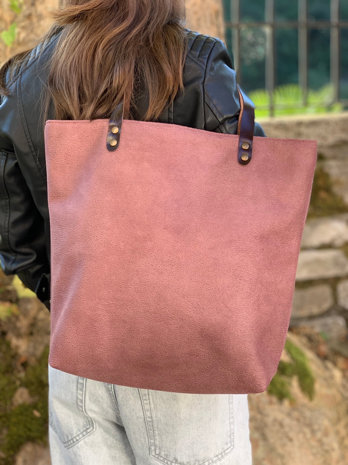 Bolso tote rosa con asas de cuero
