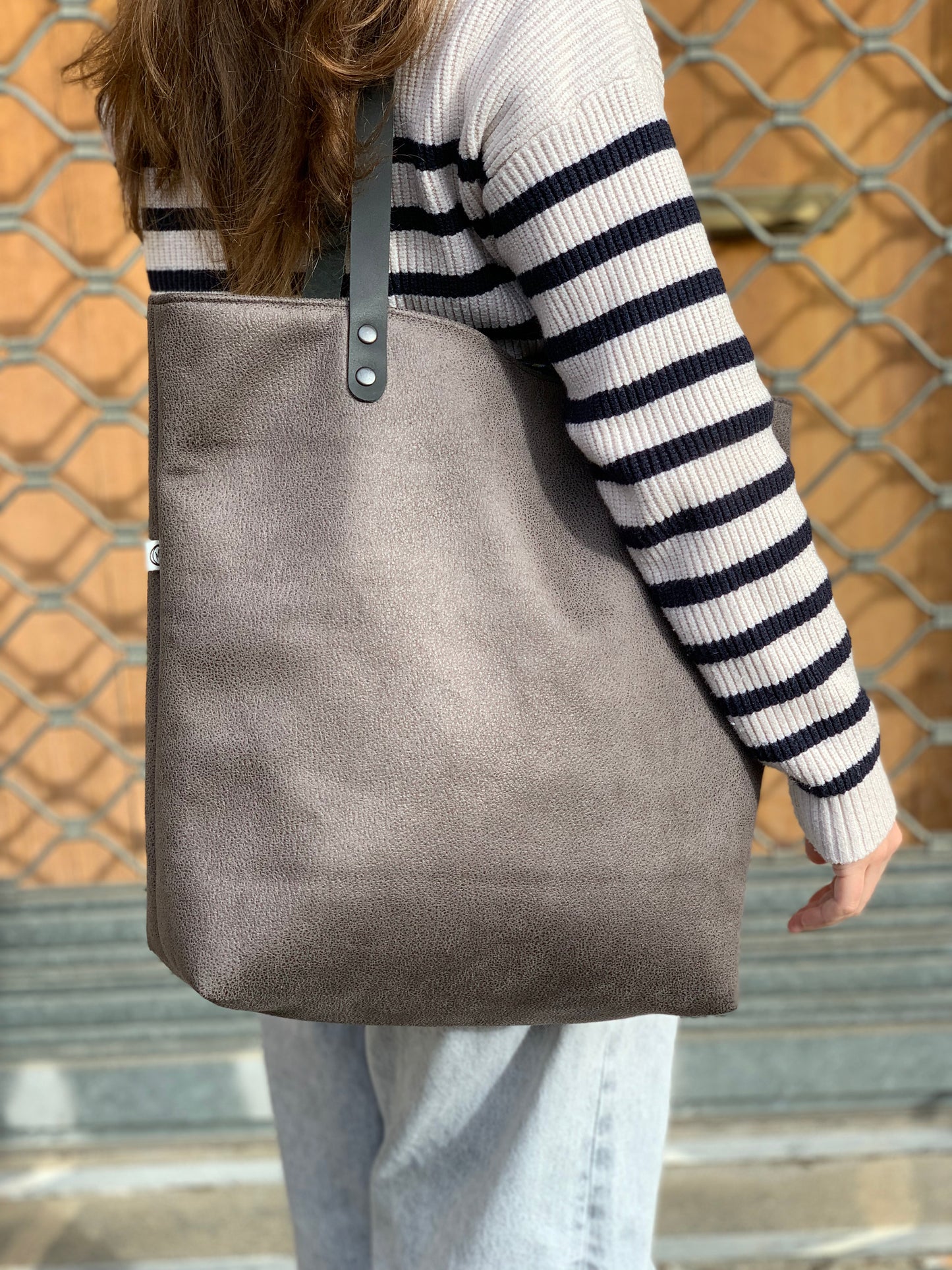 Bolso Tote polipiel gris con asas de cuero