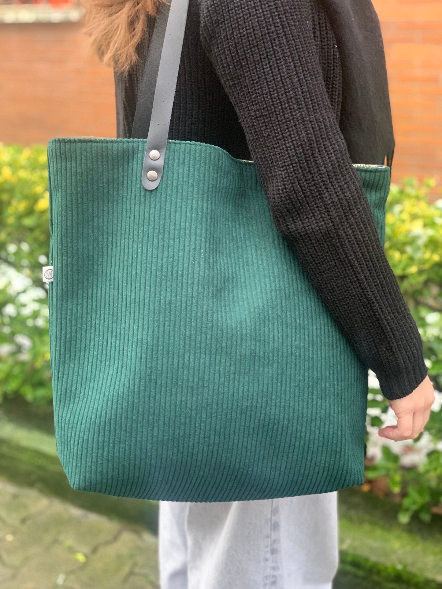 Bolso Tote de pana verde con asas de cuero