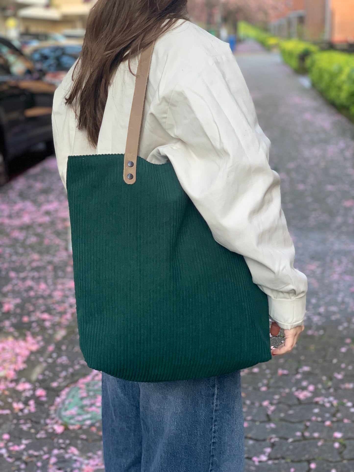 Bolso pana verde con asas de cuero beige