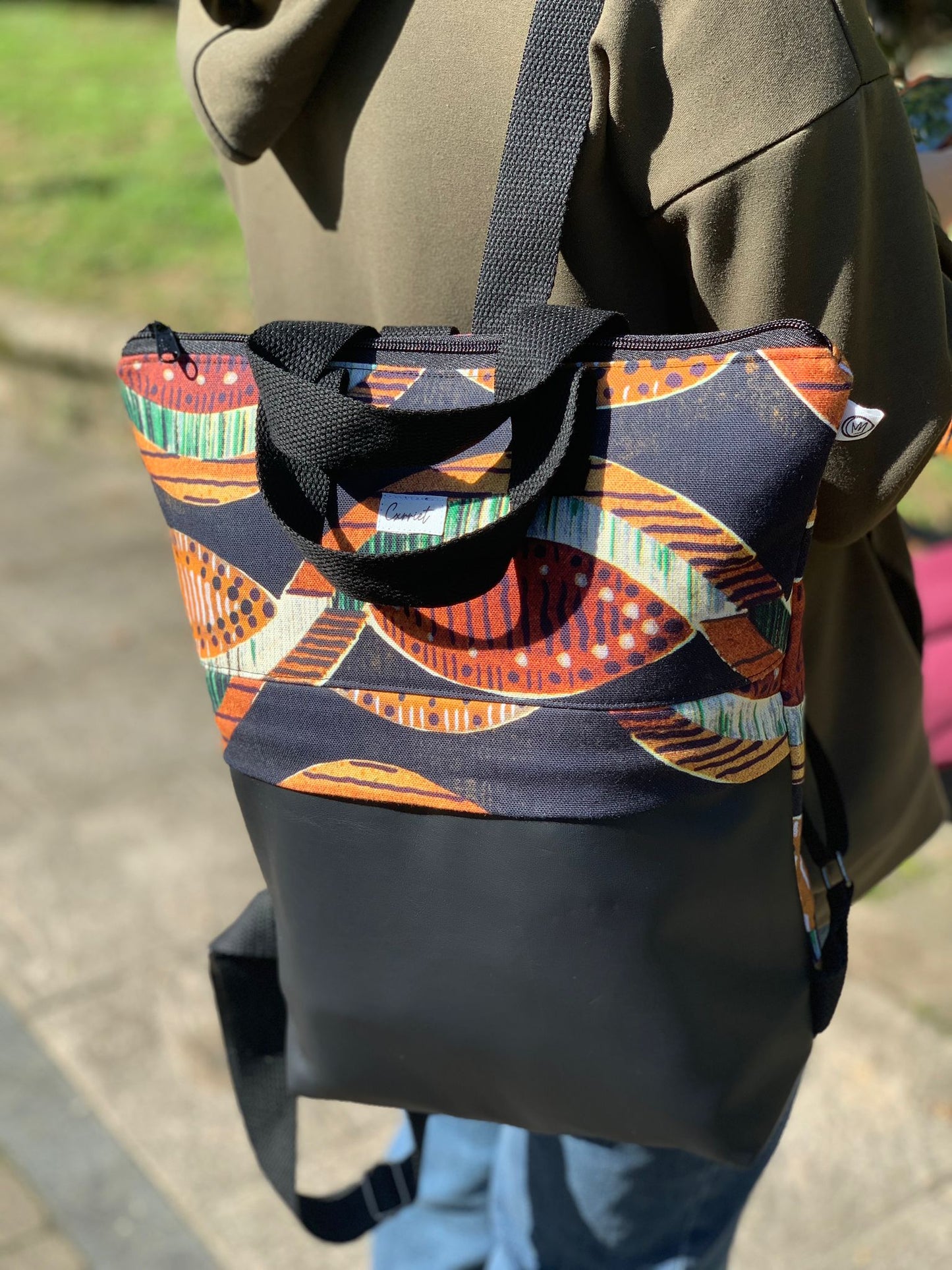 Mochila negra estampada