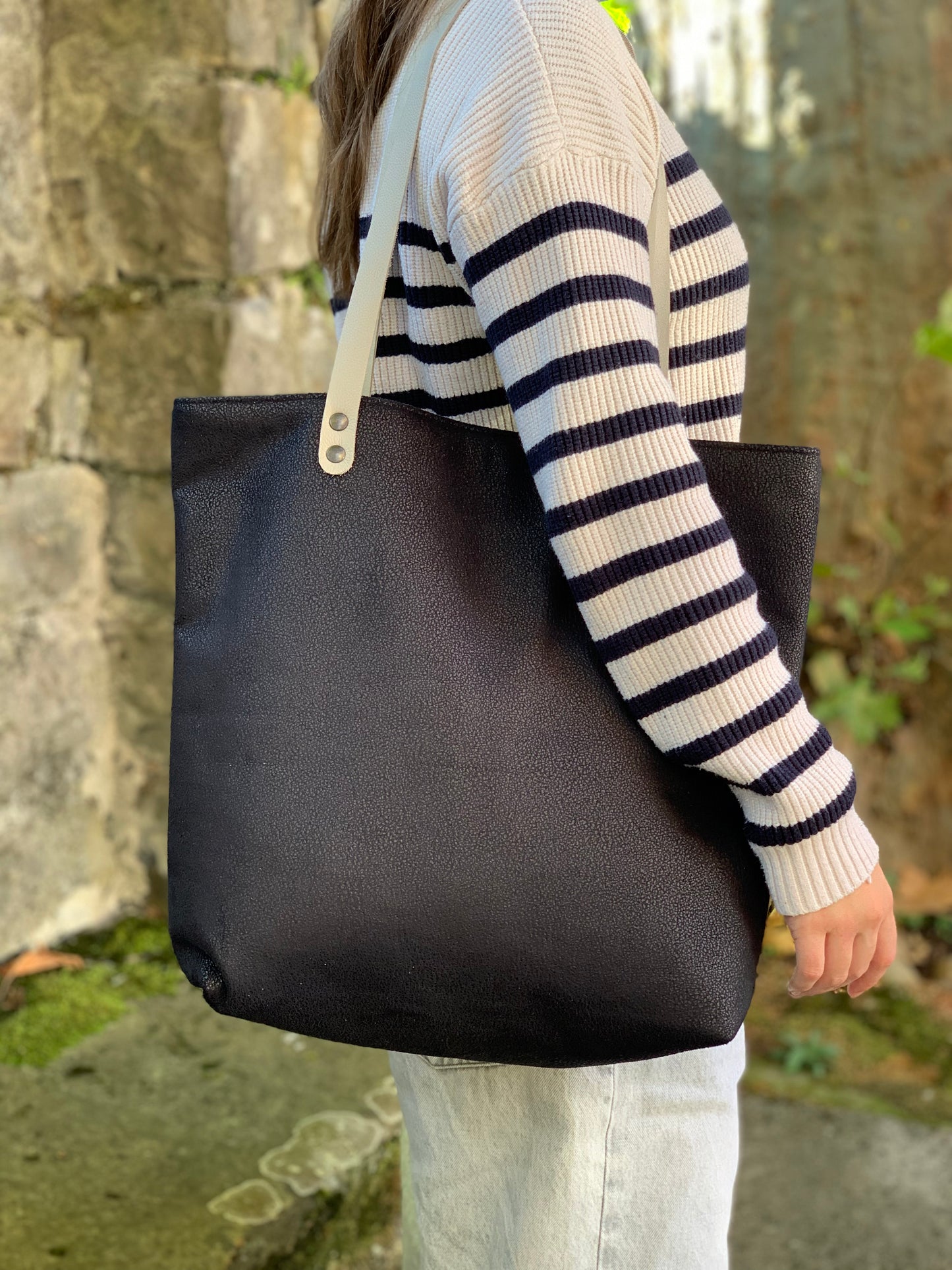 Bolso tote azul marino con asas de cuero
