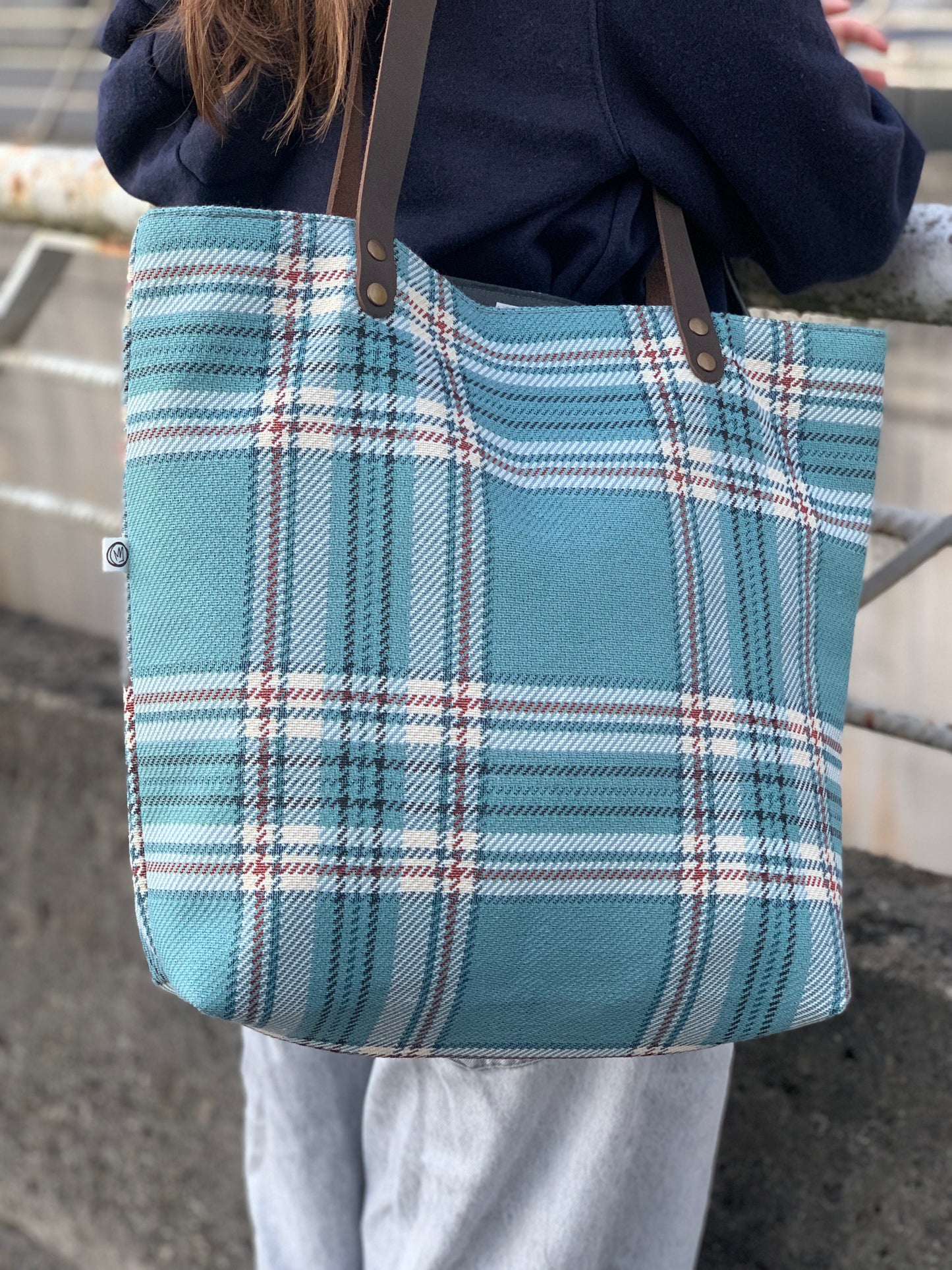 Bolso cuadros azul claro con asas de cuero