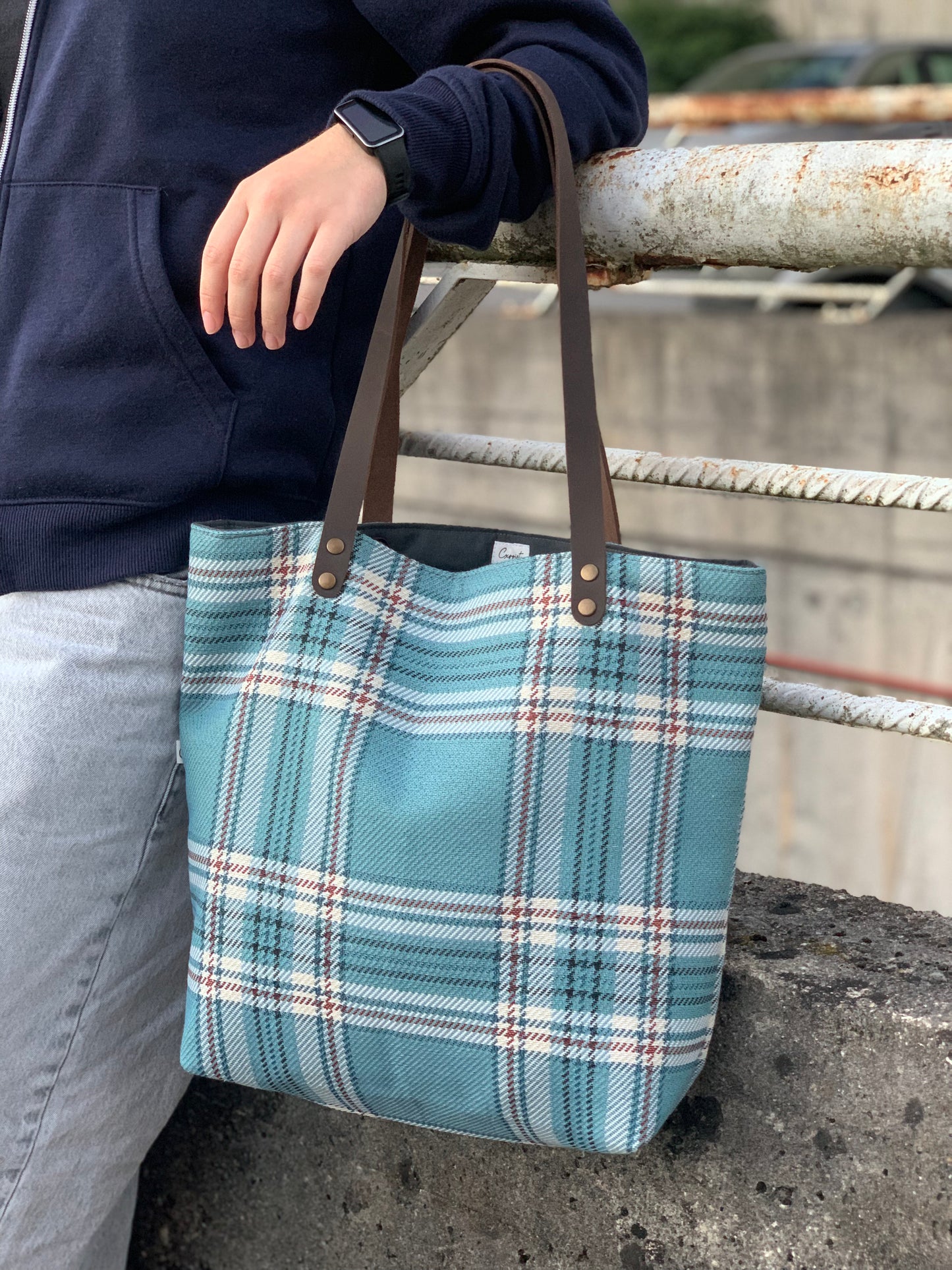 Bolso cuadros azul claro con asas de cuero