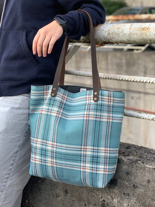 Bolso cuadros azul claro con asas de cuero