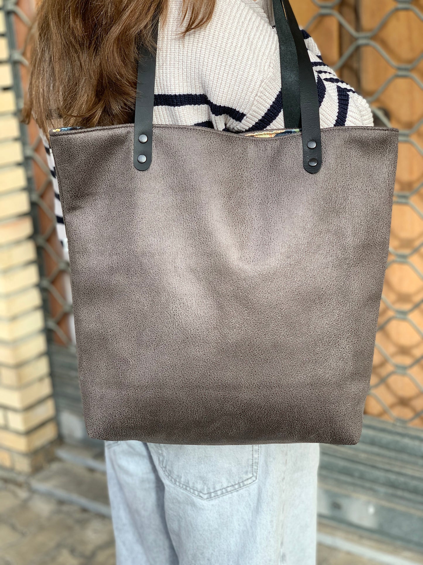 Bolso Tote polipiel gris con asas de cuero