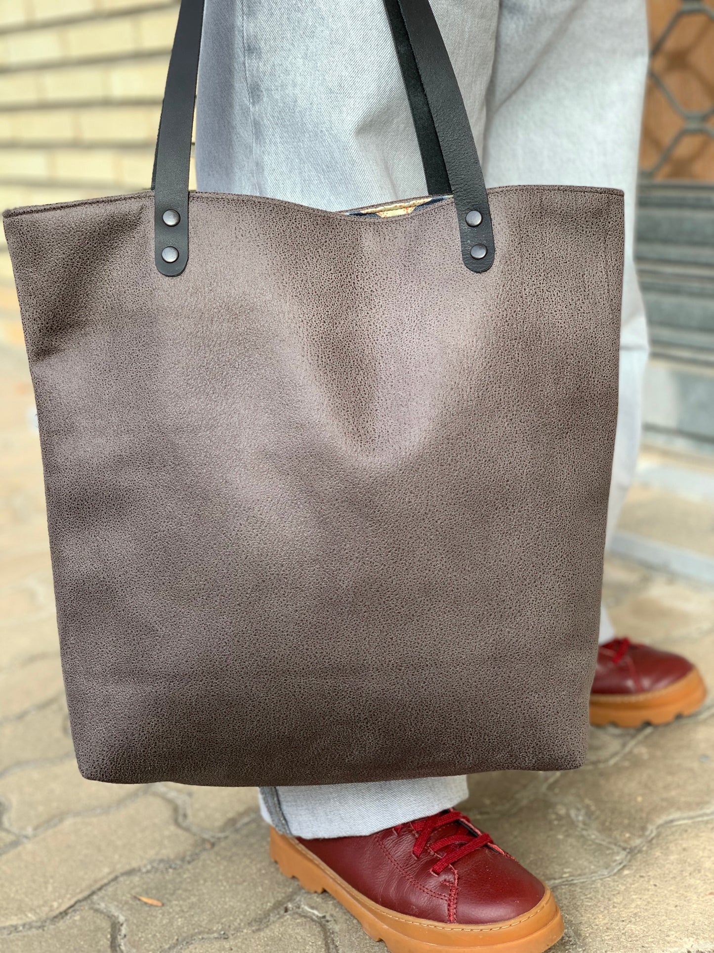 Bolso Tote polipiel gris con asas de cuero