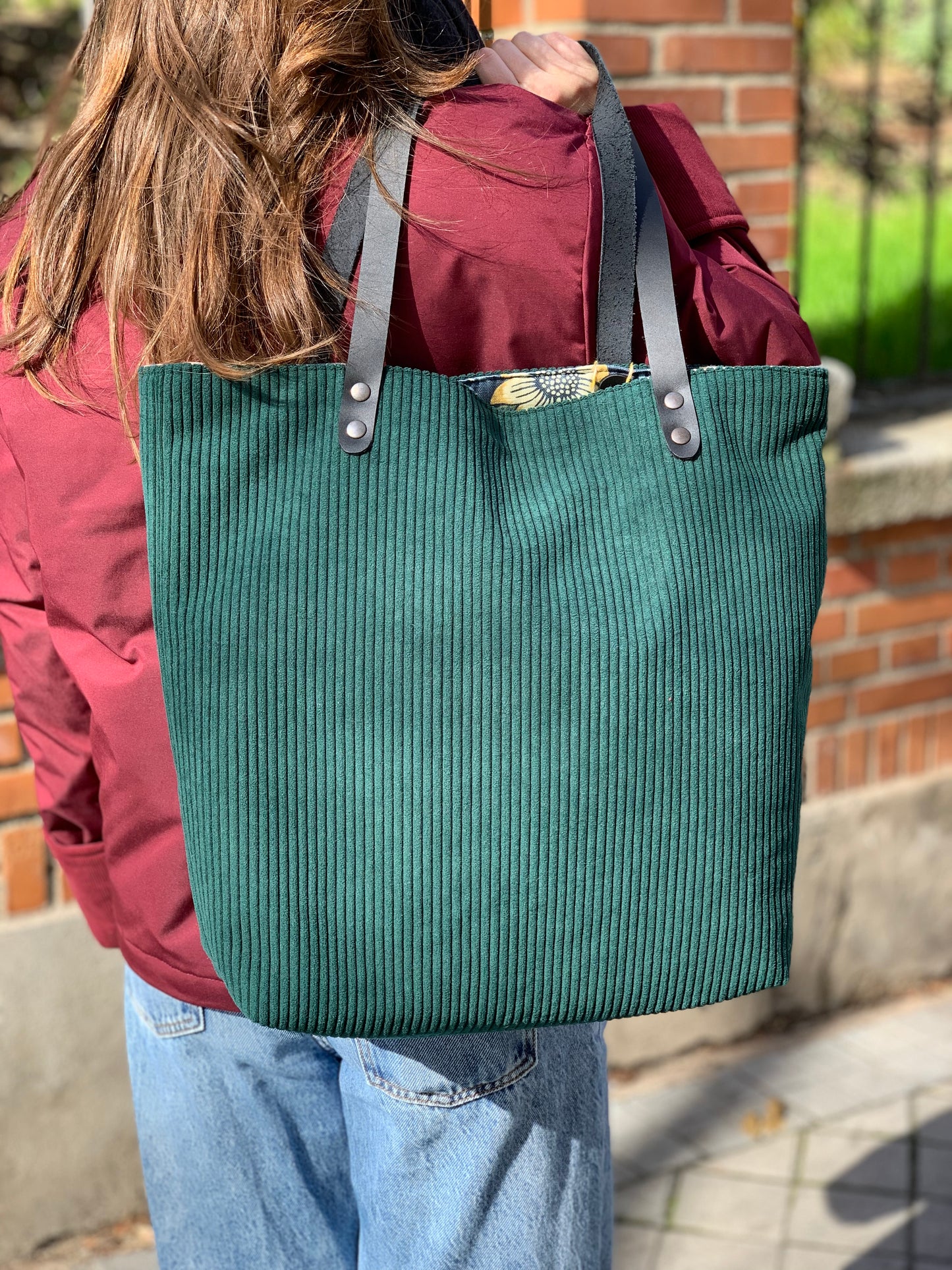 Bolso Tote de pana verde con asas de cuero