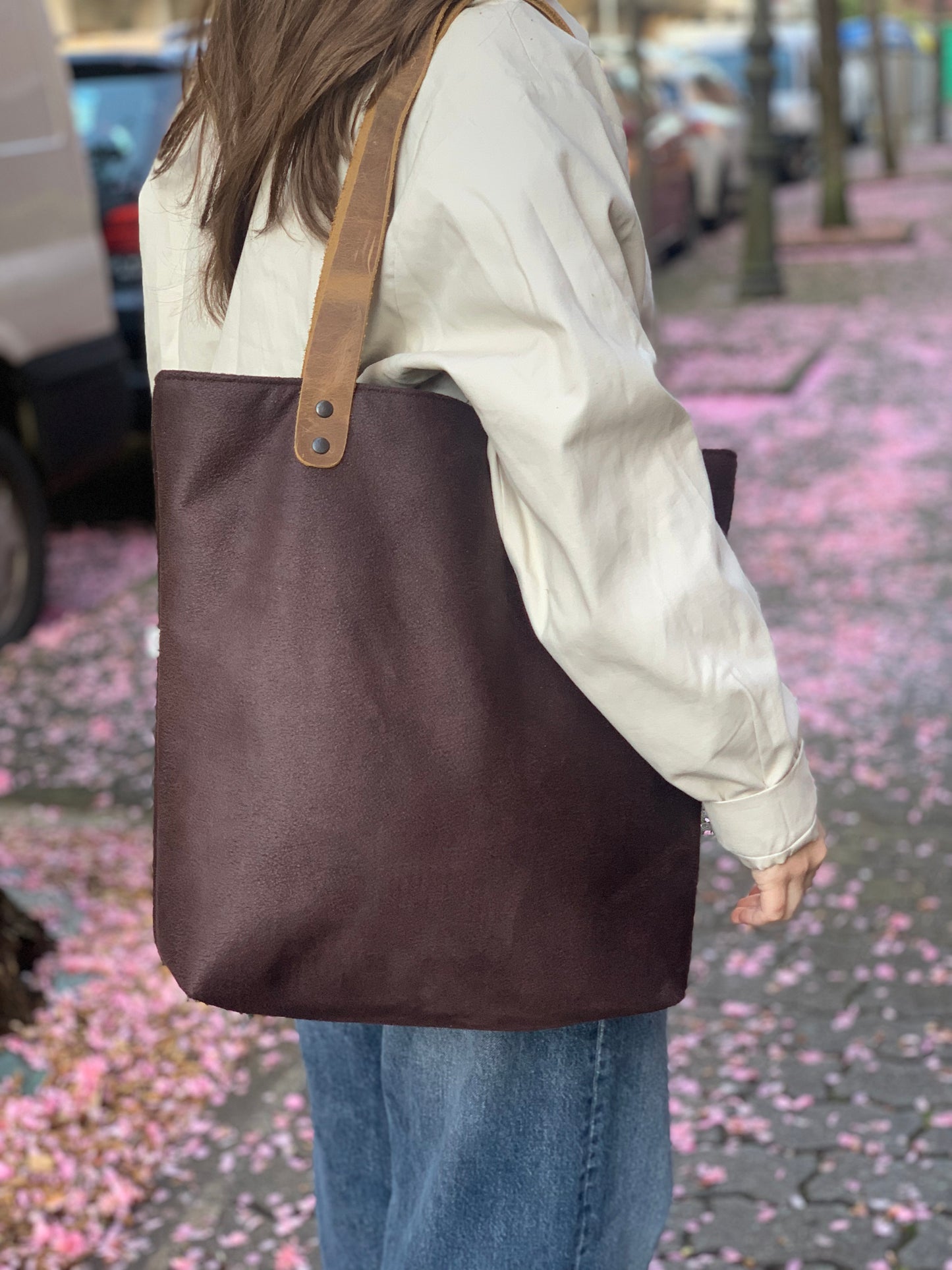 Bolso polipiel marrón con asas de cuero