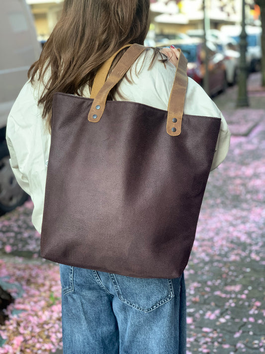 Bolso polipiel marrón con asas de cuero