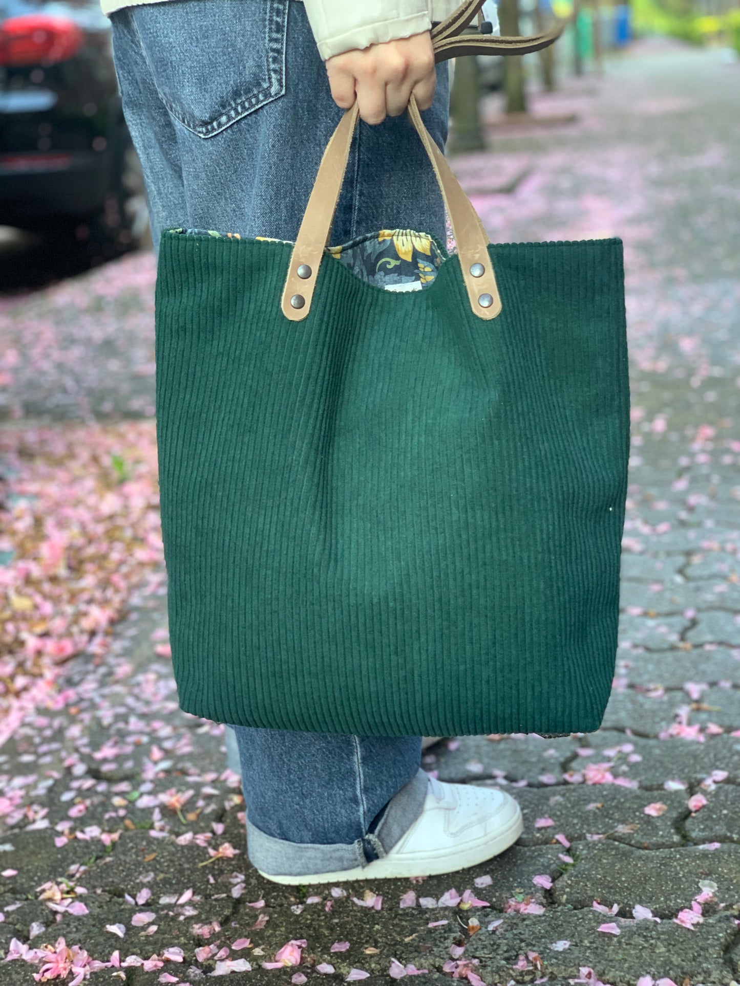 Bolso pana verde con asas de cuero beige