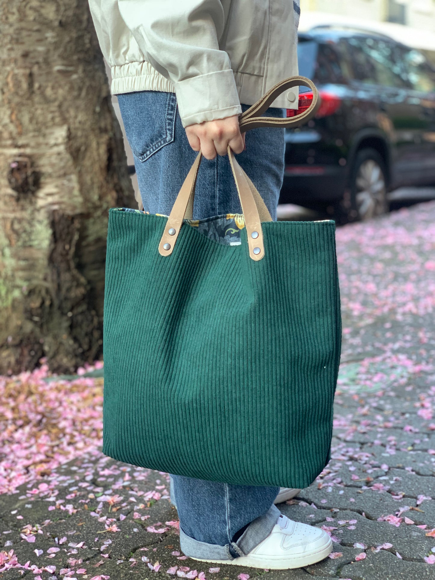Bolso pana verde con asas de cuero beige