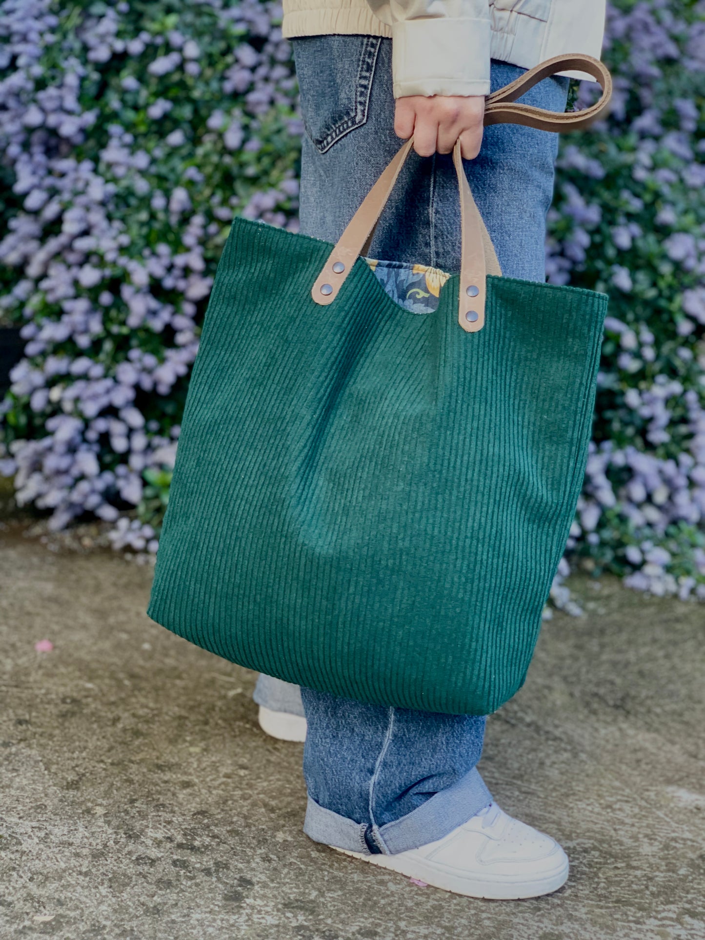 Bolso pana verde con asas de cuero beige